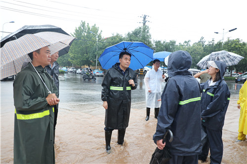 今天，李建超一直奔波在防汛一线……